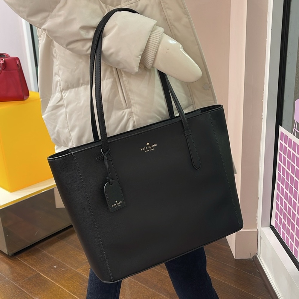 Kate Spade Schuyler Medium Tote
COLOR:
Black
NWT - Picture 11 of 16